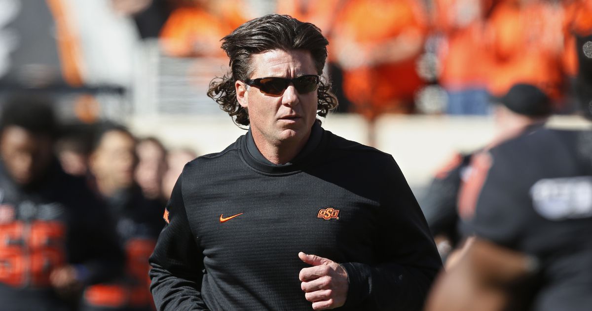 Oklahoma St. coach Gundy apologizes for wearing OAN T-shirt