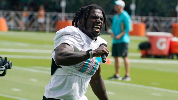 Best of Saturday at NFL training camps: Tyreek Hill thrills Dolphins fans with 65-yard TD, rookie receivers impress for Saints, Jets