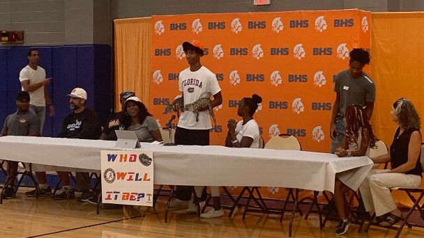 Four-star prospect Aidan Mizell announces commitment to Florida using real alligators