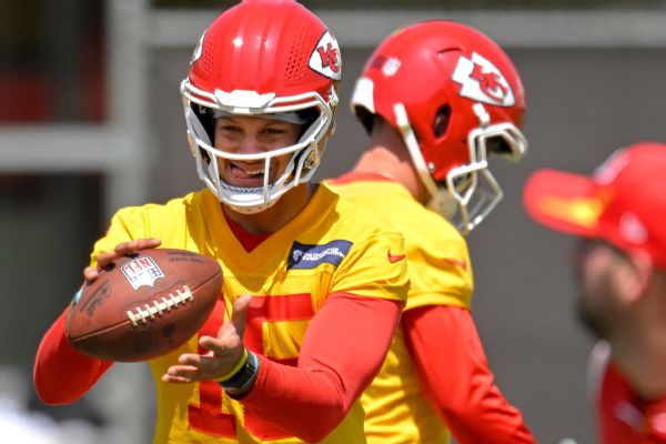 Mahomes: Black QBs subject to specific criticism