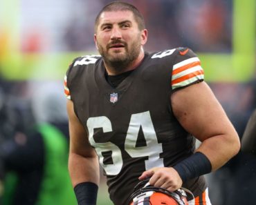 Ex-Browns C Tretter retires, remains NFLPA prez