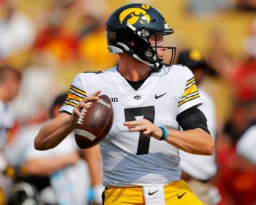 Ferentz picks Petras as starting QB for Hawkeyes