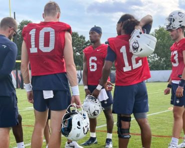 Sources: UConn picks transfer Roberson as QB1