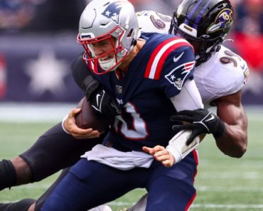 Pats QB Jones injures leg on final offensive play
