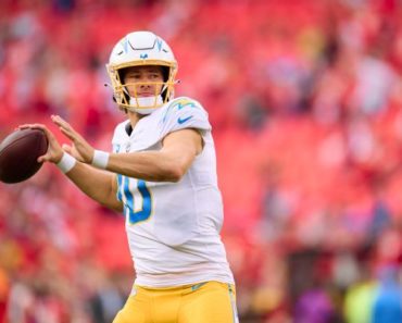 Sources: QB Herbert (ribs) mulls pain-killing shot