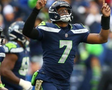 QB Smith dedicates win to ex-Giants coach, GM