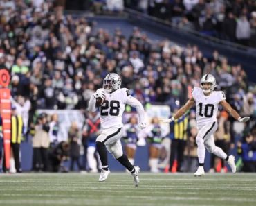Jacobs caps 300-yard game with walk-off TD