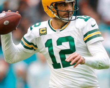 Knee injury latest ailment for Pack QB Rodgers