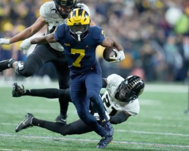 Michigan RB Edwards brushes off hand injury