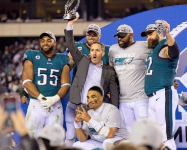 Eagles emerge as small SB favorites over Chiefs