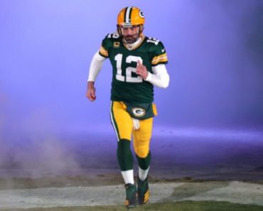 Aaron Rodgers, Brett Favre carved different paths as Packers legends, but Rodgers will leave the same way