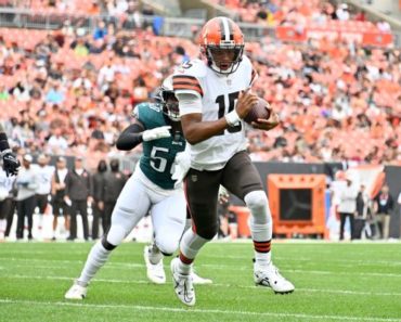 Dobbs returns to Browns as backup quarterback