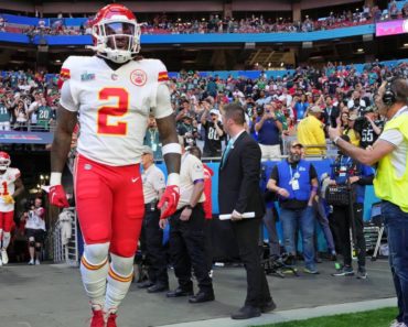 Source: Dallas adds Jones to help fill Zeke void